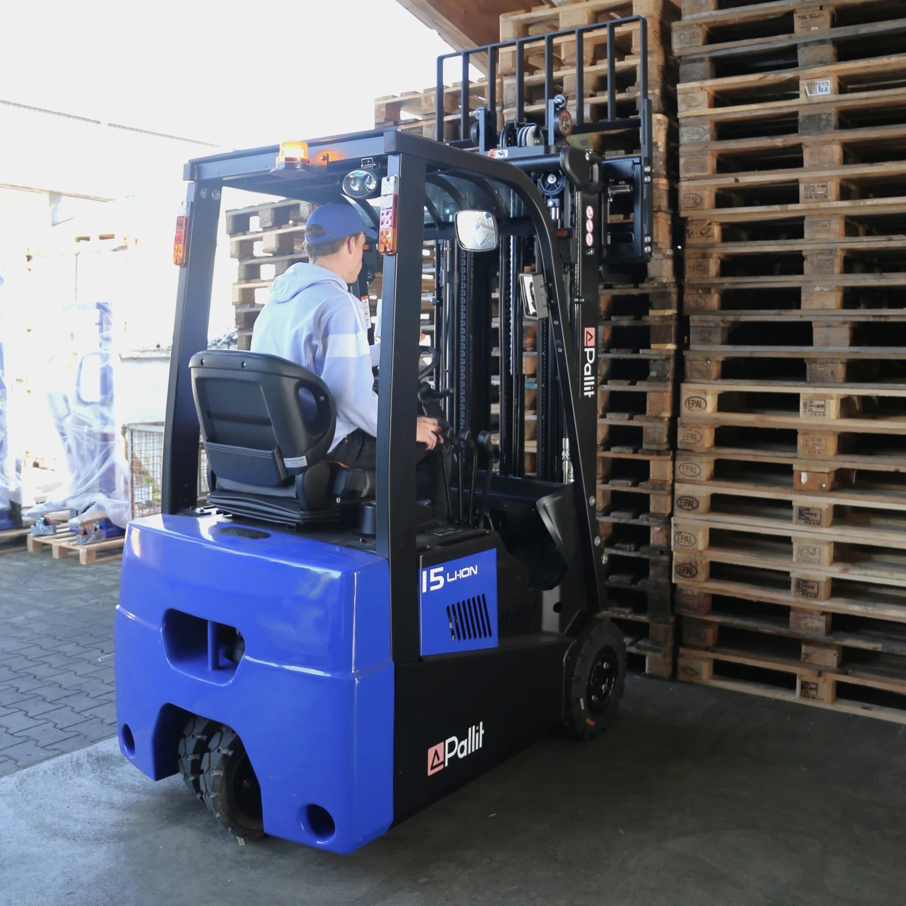 Electric three-wheel forklift EASY-M for 1.2t to 4m